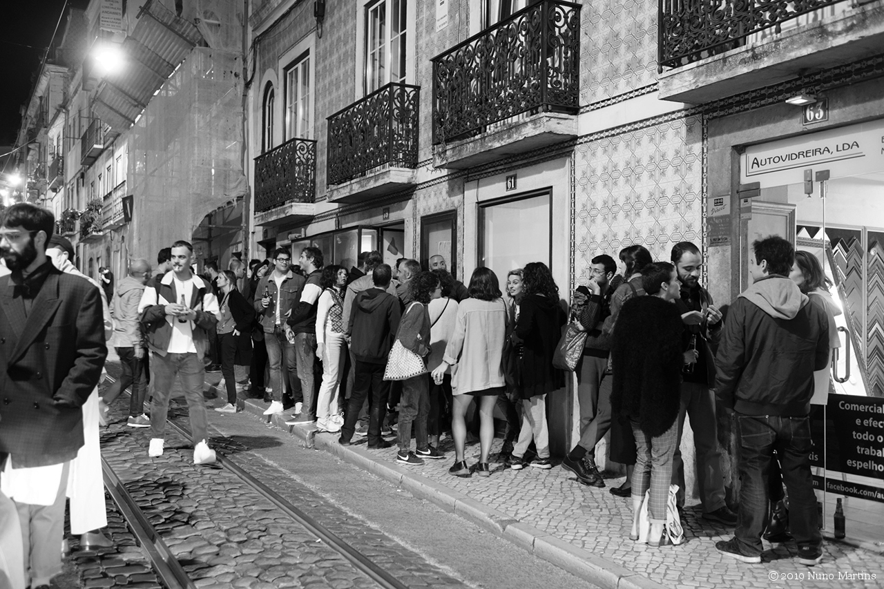 crowd on Irreal' sidewalk